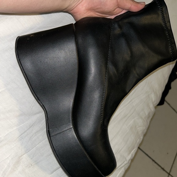 Pull on black boots - Picture 2 of 3